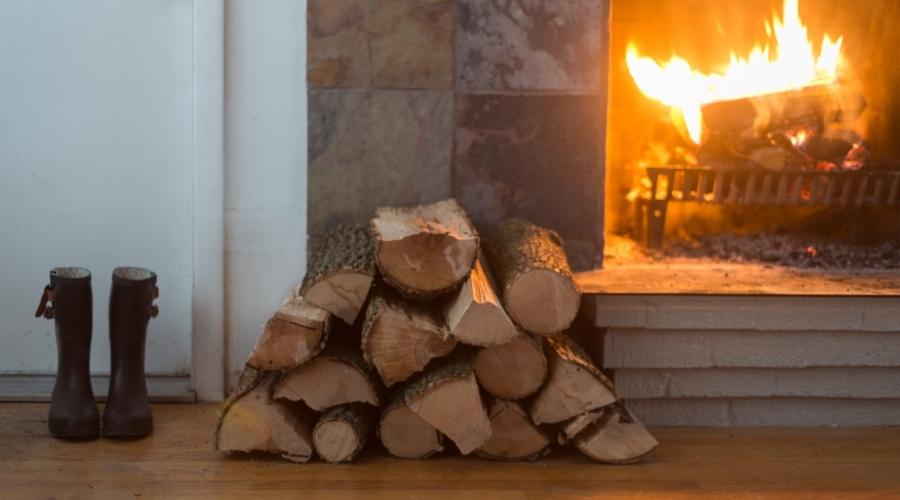 Mantén tu casa caliente este invierno con la mejor leña para chimenea